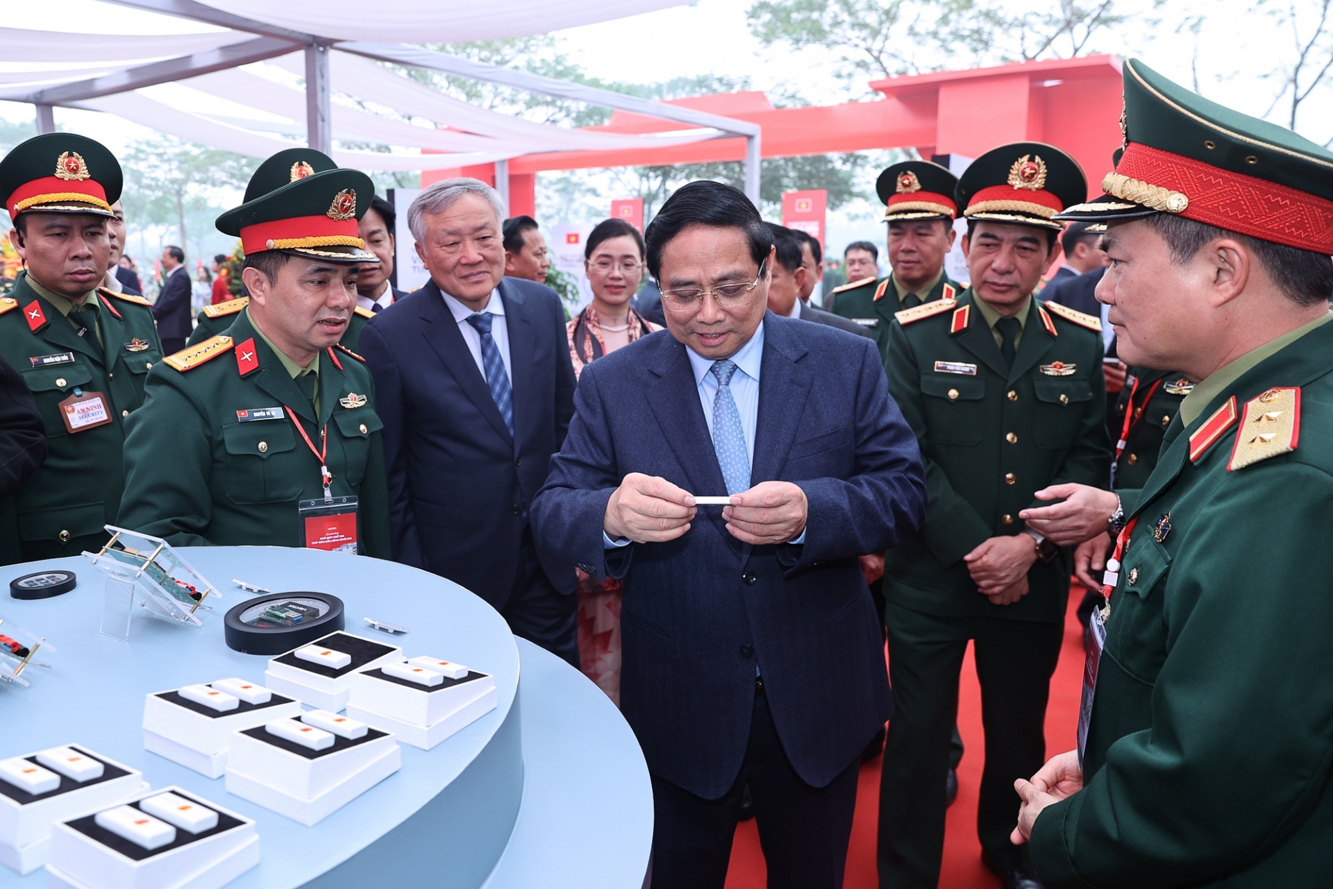   Thủ tướng Phạm Minh Chính tham quan gian trưng bày - Ảnh: VGP