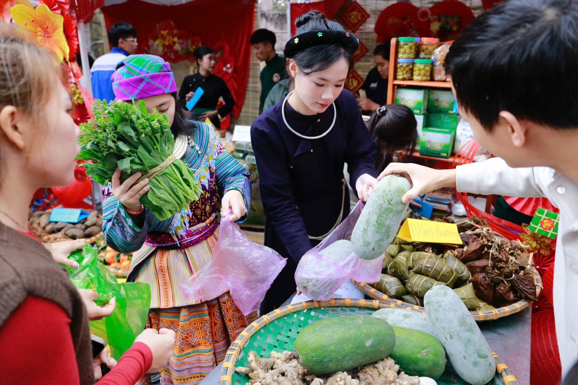 Công tác kiểm tra, kiểm soát an toàn thực phẩm được yêu cầu tăng cường tại các chợ đầu mối, cơ sở sản xuất, chế biến, kinh doanh thực phẩm - Ảnh: VGP