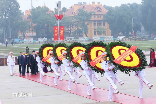   Lãnh đạo Đảng, Nhà nước viếng Chủ tịch Hồ Chí Minh nhân kỷ niệm 96 năm Ngày thành lập Đảng Cộng sản Việt Nam. (Ảnh: TTXVN)