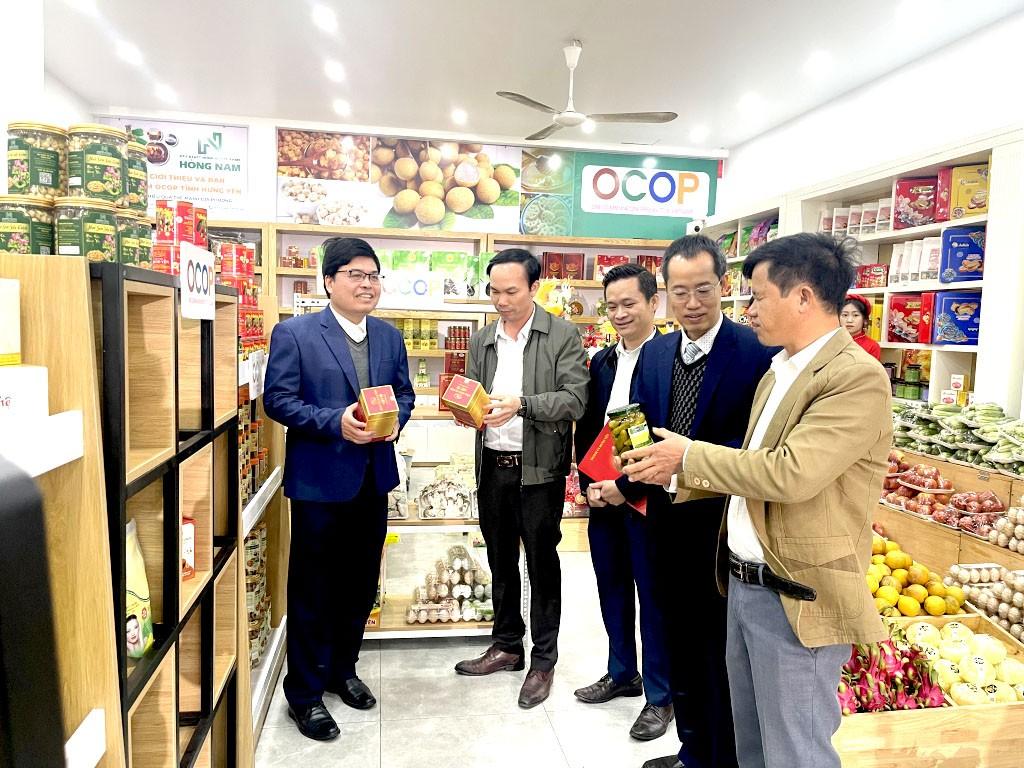 79145-cac-dai-bieu-tham-quan-gian-hang-tai-cua-hang-cua-hop-tac-xa-dau-tu-va-phat-trien-nong-nghiep-xanh-hong-nam-thanh-pho-hung-yen-1245471320250115111412_1770103344.jpg