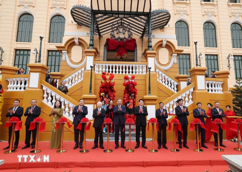 Tổng Bí thư Tô Lâm, Chủ tịch nước Lương Cường, Thường trực Ban Bí thư Trần Cẩm Tú và các đồng chí lãnh đạo, nguyên lãnh đạo Đảng, Nhà nước cắt băng khánh thành dự án cải tạo, sửa chữa, nâng cấp, xây mới trụ sở làm việc Cơ quan Chủ tịch nước tại số 2 Lê Thạch. (Ảnh: TTXVN)