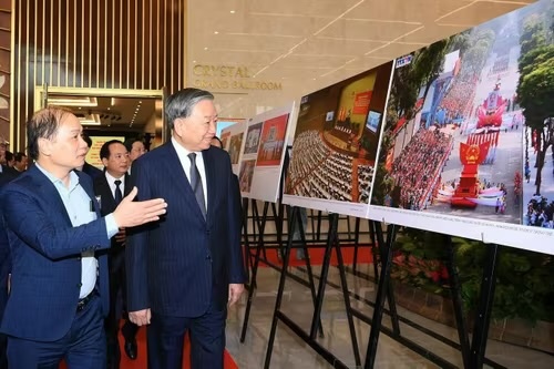 Tổng Bí thư Tô Lâm tham quan không gian trưng bày sách, triển lãm ảnh và thành tựu chuyển đổi số trong báo chí (Ảnh: Nhân Dân)