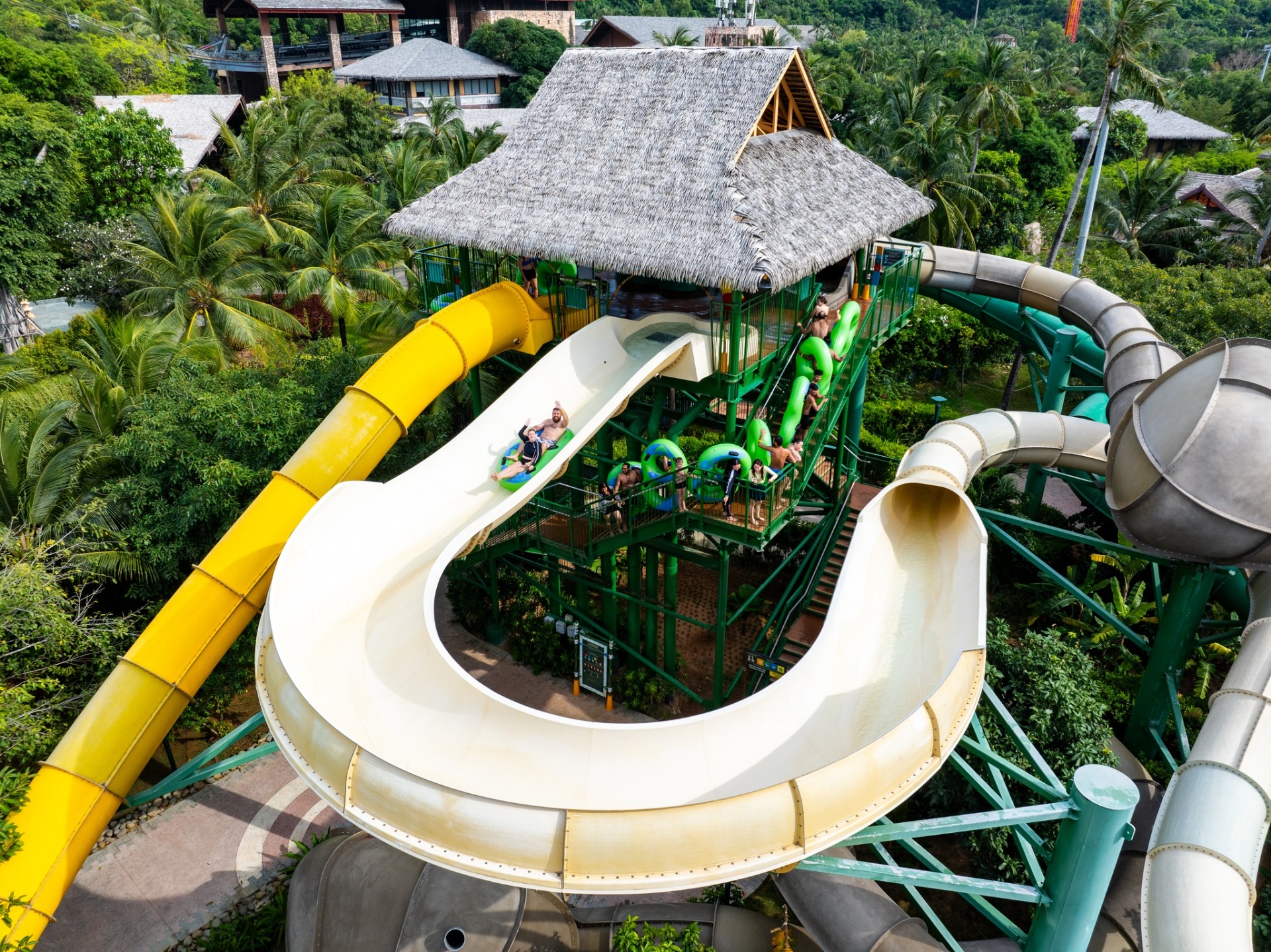 Trải nghiệm phấn khích với hơn 20 làn trượt nước tại Sun World Hòn Thơm.