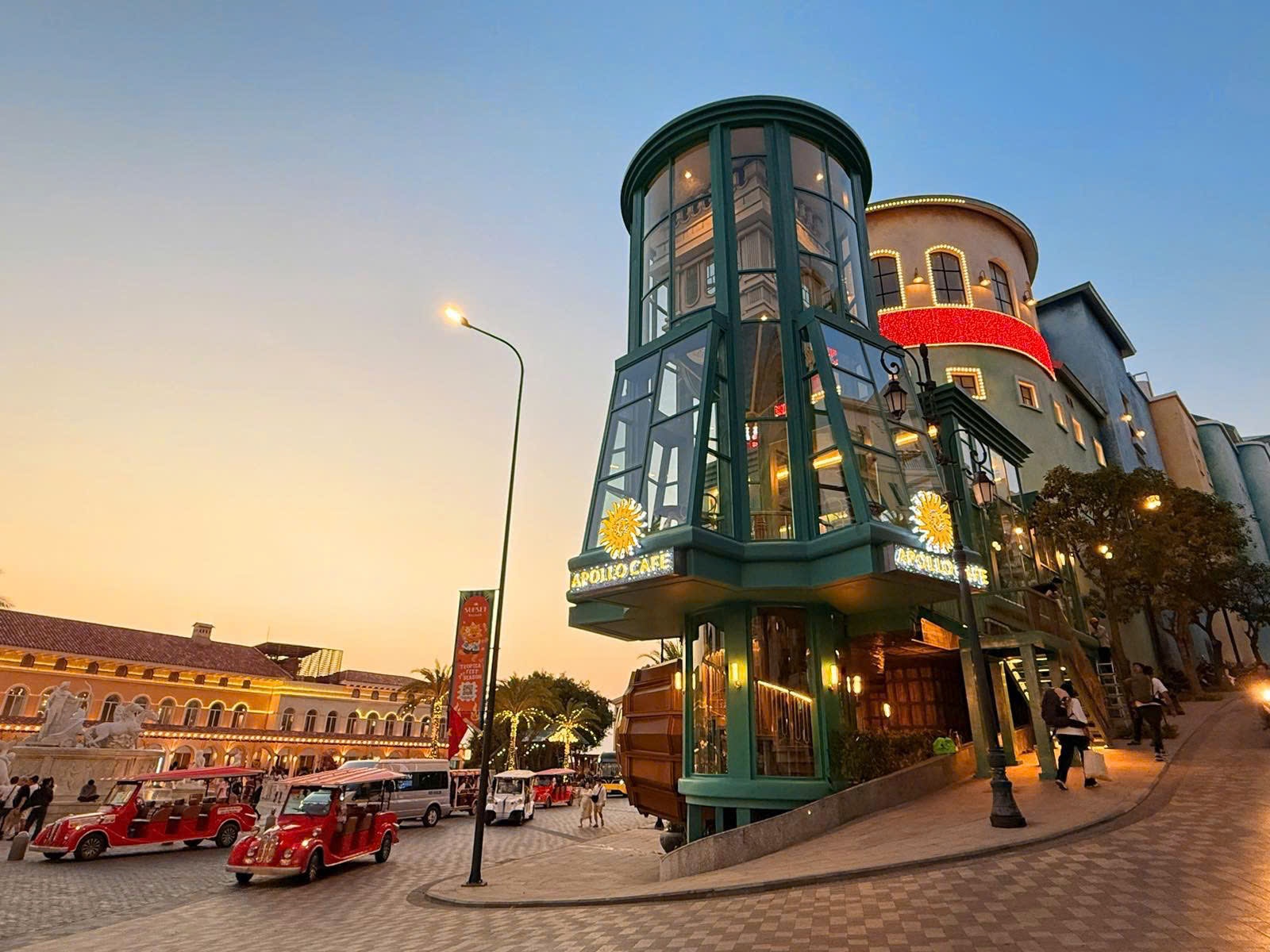 Ngắm toàn cảnh thị trấn từ Apollo Cafe mang kiến trúc lộn ngược độc đáo. 