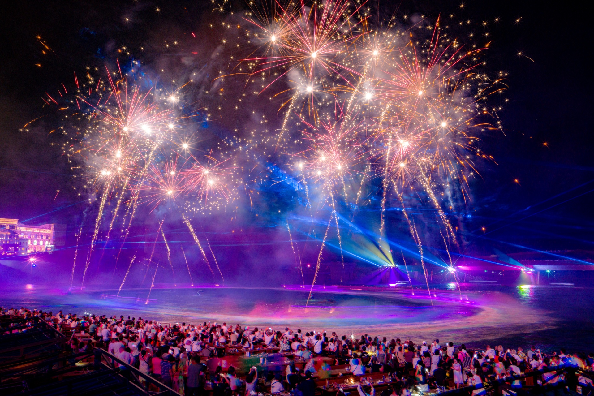 Chiêm ngưỡng những màn trình diễn công nghệ hiện đại kết hợp pháo hoa rực rỡ trên mặt biển.