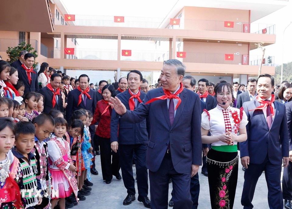 Tổng Bí thư Tô Lâm và học sinh, giáo viên trong lễ khánh thành Trường Phổ thông nội trú liên cấp Tiểu học và Trung học Cơ sở Si Pa Phìn, tỉnh Điện Biên. (Ảnh: TTXVN) Tổng Bí thư Tô Lâm và học sinh, giáo viên trong lễ khánh thành Trường Phổ thông nội trú liên cấp Tiểu học và Trung học Cơ sở Si Pa Phìn, tỉnh Điện Biên. (Ảnh: TTXVN)