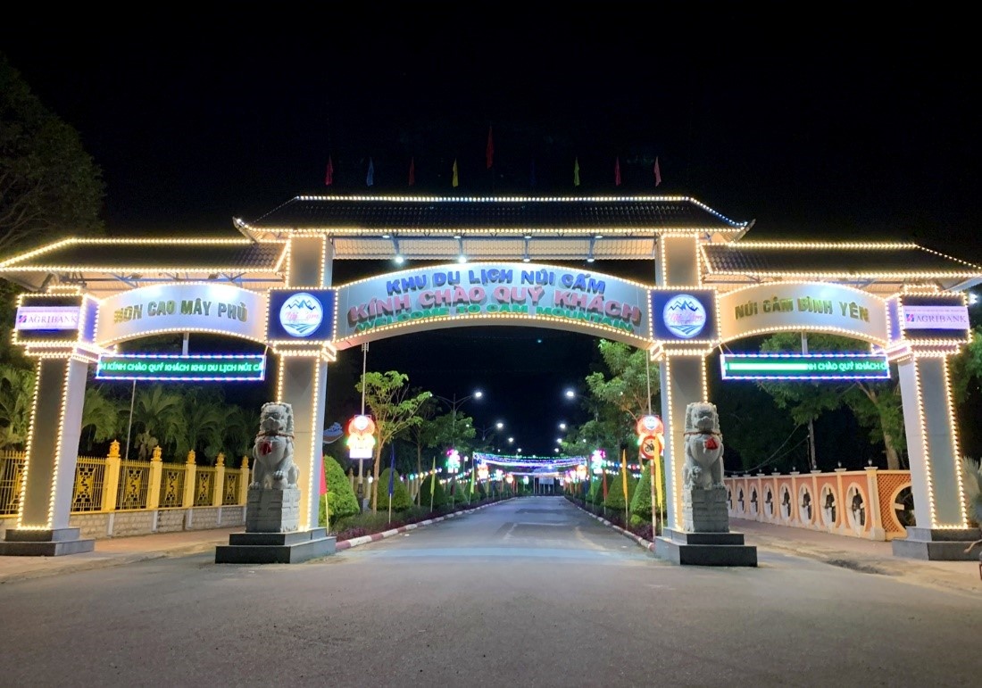 Bỏ thu phí vào cổng để lối vào Núi Cấm thực sự rực rỡ. Bỏ thu phí vào cổng để lối vào Núi Cấm thực sự rực rỡ.