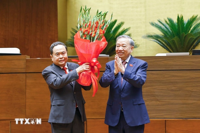 Tổng Bí thư Tô Lâm thay mặt Đại biểu Quốc hội khóa XVI tặng hoa chúc mừng Chủ tịch Quốc hội Trần Thanh Mẫn. (Ảnh: TTXVN)
