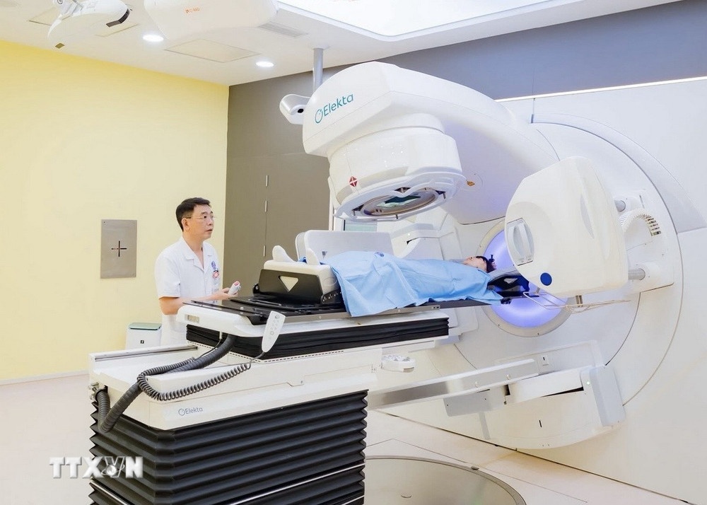 Hệ thống máy xạ trị tại Bệnh viện K. (Ảnh: TTXVN phát)
