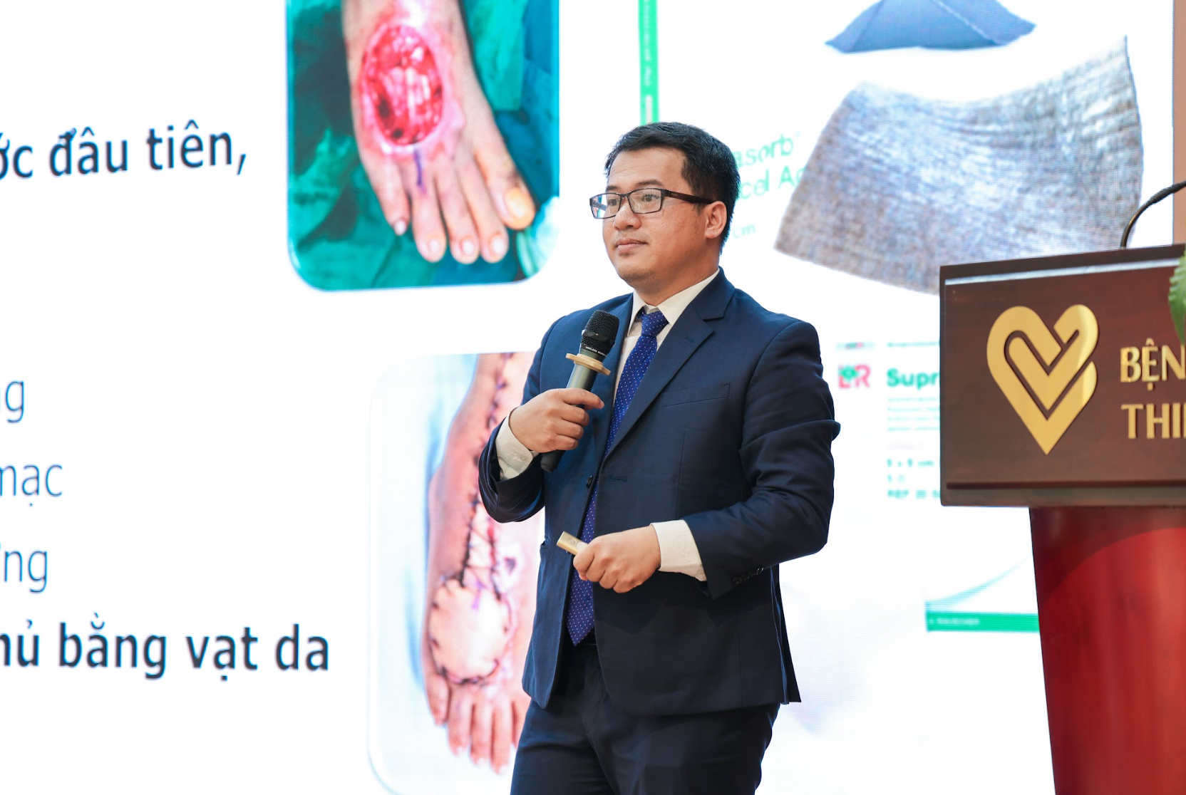 TS.BSCKII Nguyễn Ngọc Thạch chia sẻ chuyên đề về các kỹ thuật tiên tiến trong điều trị vết thương mạn tính tại hội thảo. Ảnh: Đức Sỹ TS.BSCKII Nguyễn Ngọc Thạch chia sẻ chuyên đề về các kỹ thuật tiên tiến trong điều trị vết thương mạn tính tại hội thảo. Ảnh: Đức Sỹ