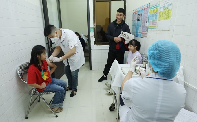 Cán bộ Trạm y tế phường Lương Văn Tri, tỉnh Lạng Sơn tiêm vaccine phòng, chống dịch sởi cho trẻ em..