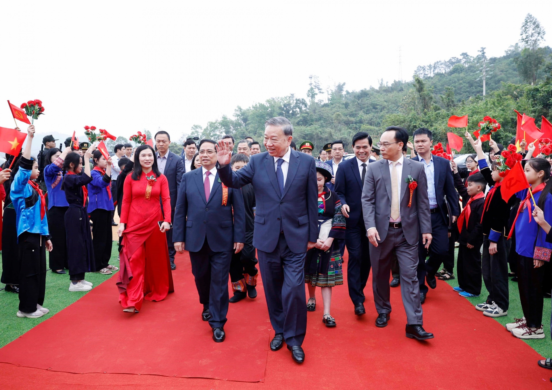 Tổng Bí thư Tô Lâm, Thủ tướng Phạm Minh Chính và Quyền Bộ trưởng Bộ Giáo dục và Đào tạo Hoàng Minh Sơn tại lễ khởi công xây dựng trường nội trú vùng biên. (Ảnh: TTXVN) Tổng Bí thư Tô Lâm, Thủ tướng Phạm Minh Chính và Quyền Bộ trưởng Bộ Giáo dục và Đào tạo Hoàng Minh Sơn tại lễ khởi công xây dựng trường nội trú vùng biên. (Ảnh: TTXVN)