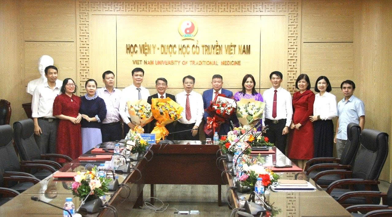 Các nhà giáo vừa được bổ nhiệm lại chức danh PGS. năm 2026