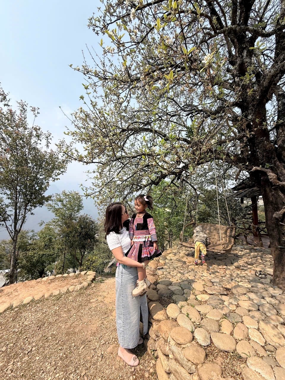 Ngọc Chiến: Miền cổ tích dưới tán hoa sơn tra