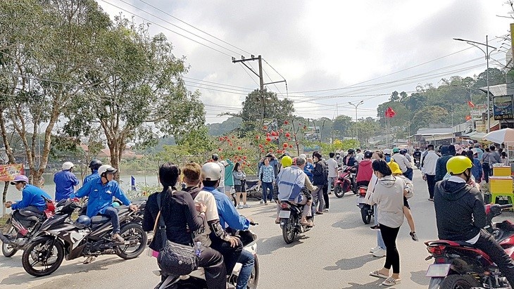 Xe ôm Núi Cấm chở ba, nguy hiểm trên đường lên xuống núi. Ảnh: Bửu Đấu Xe ôm Núi Cấm chở ba, nguy hiểm trên đường lên xuống núi. Ảnh: Bửu Đấu