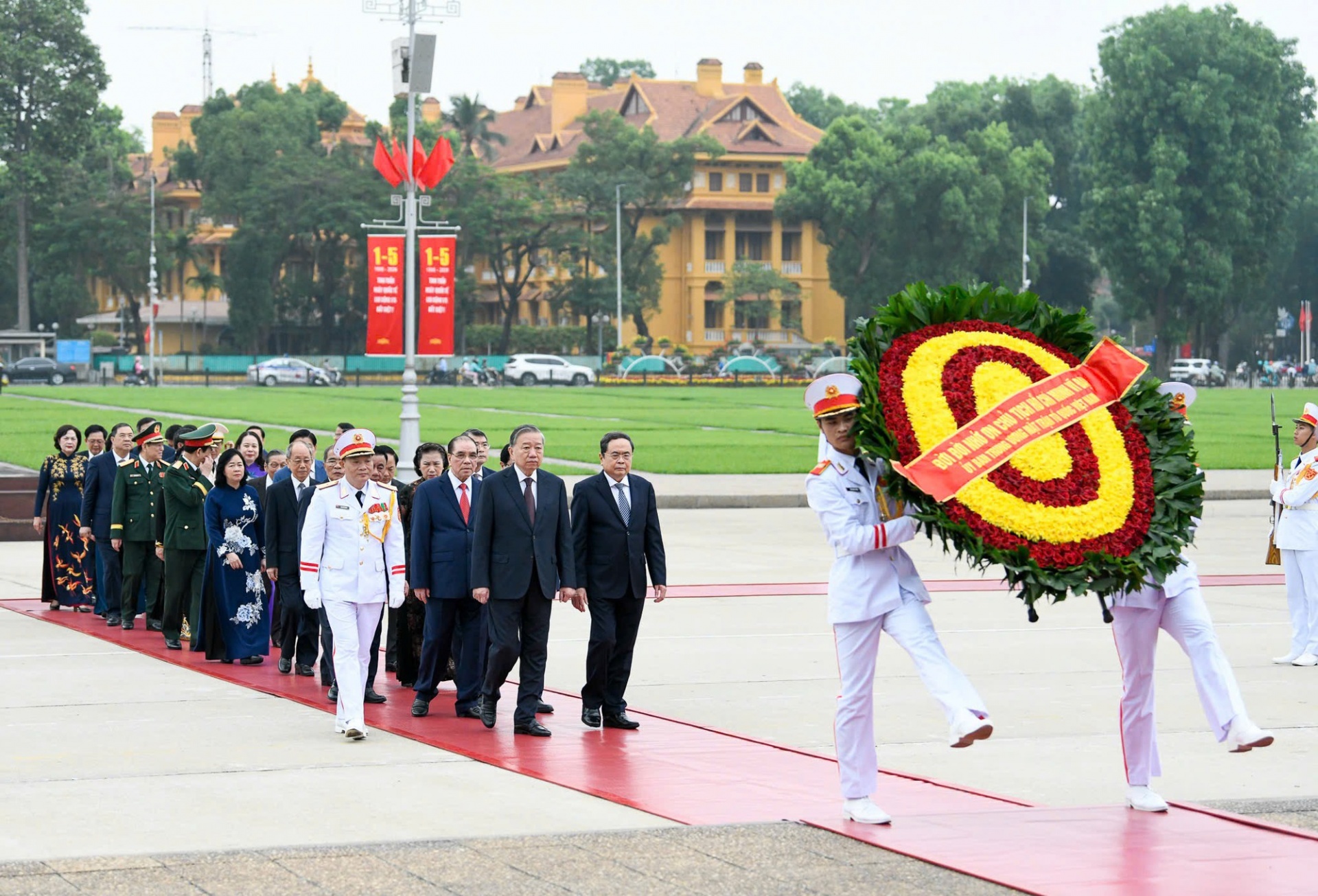 Lãnh đạo Đảng, Nhà nước vào Lăng viếng Chủ tịch Hồ Chí Minh nhân kỷ niệm 51 năm Ngày giải phóng miền Nam, thống nhất đất nước - Ảnh: VGP