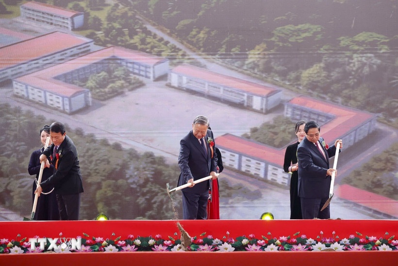 Tổng Bí thư Tô Lâm, Thủ tướng Phạm Minh Chính và các đại biểu thực hiện nghi thức khởi công, động thổ đồng loạt các trường nội trú liên cấp biên giới. (Ảnh: TTXVN) Tổng Bí thư Tô Lâm, Thủ tướng Phạm Minh Chính và các đại biểu thực hiện nghi thức khởi công, động thổ đồng loạt các trường nội trú liên cấp biên giới. (Ảnh: TTXVN)