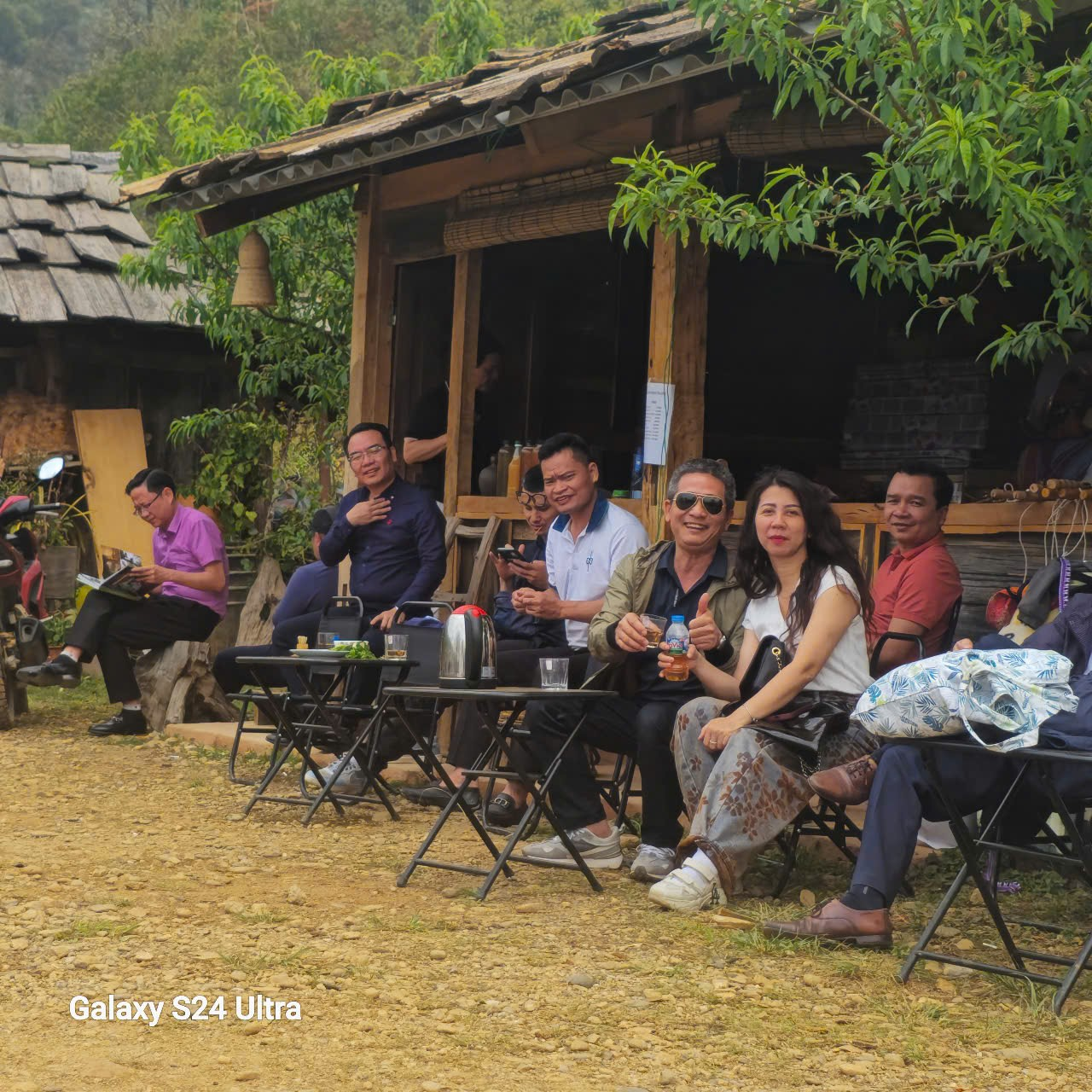 Ngọc Chiến: Miền cổ tích dưới tán hoa sơn tra