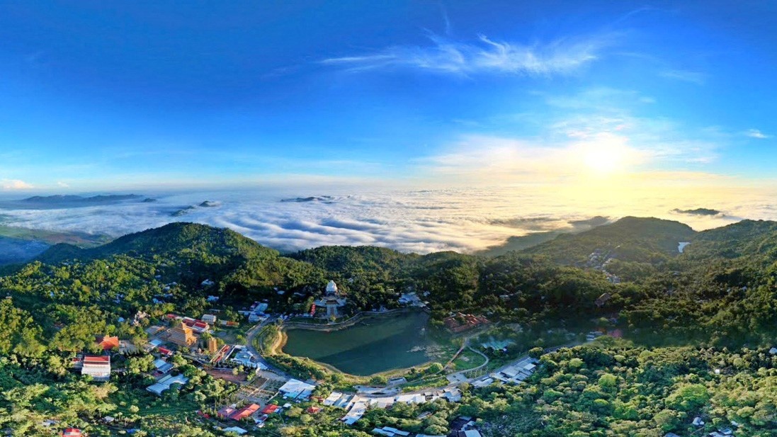 Số hóa quy trình thu thuế dịch vụ Thay vì lập cổng thu phí trực tiếp, cơ quan quản lý cần chuyển trọng tâm sang kiểm soát nguồn thu từ hệ sinh thái dịch vụ bên trong như nhà hàng, khách sạn và các đơn vị vận chuyển. Việc áp dụng hóa đơn điện tử khởi tạo từ máy tính tiền là chìa khóa để ngân sách thu đúng, thu đủ trên từng sản phẩm dịch vụ du khách tiêu dùng. Ông Lê Thành Trung, chuyên gia giải pháp chuyển đổi số doanh nghiệp, nhận định: “Tư duy dùng con người để chặn đường thu tiền lẻ là biểu hiện của sự chậm trễ về công nghệ. Khi 100% hộ kinh doanh thực hiện hóa đơn điện tử, dữ liệu dòng tiền sẽ hiển thị minh bạch theo thời gian. Nhà nước không cần đứng ở cửa ngõ vẫn quản lý được nguồn thu bền vững, thay vì đếm vé thủ công”. Tích hợp phí vào hệ sinh thái Bỏ