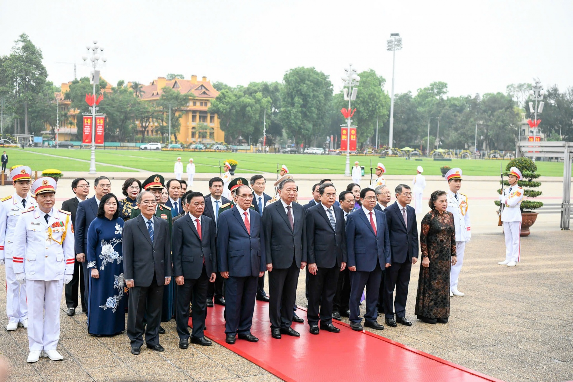 Trước anh linh Chủ tịch Hồ Chí Minh, Đoàn đại biểu đã bày tỏ lòng biết ơn vô hạn, thành kính tưởng nhớ công lao to lớn của Người đối với sự nghiệp cách mạng của Đảng và dân tộc ta - Ảnh: VGP