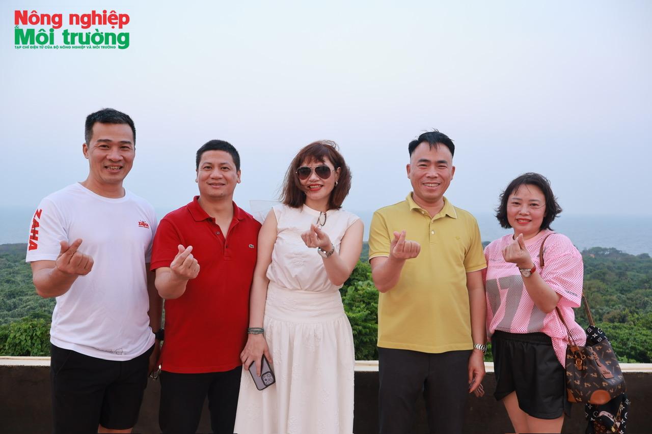 doan-chuph-anh-luu-niem-tren-ngon-hai-dang_1776146094.jpg