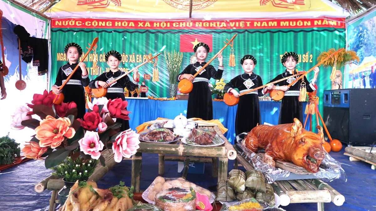 Các lễ hội truyền thống được phục dựng, bảo tồn văn hóa và giúp thế hệ trẻ hiểu cội nguồn.