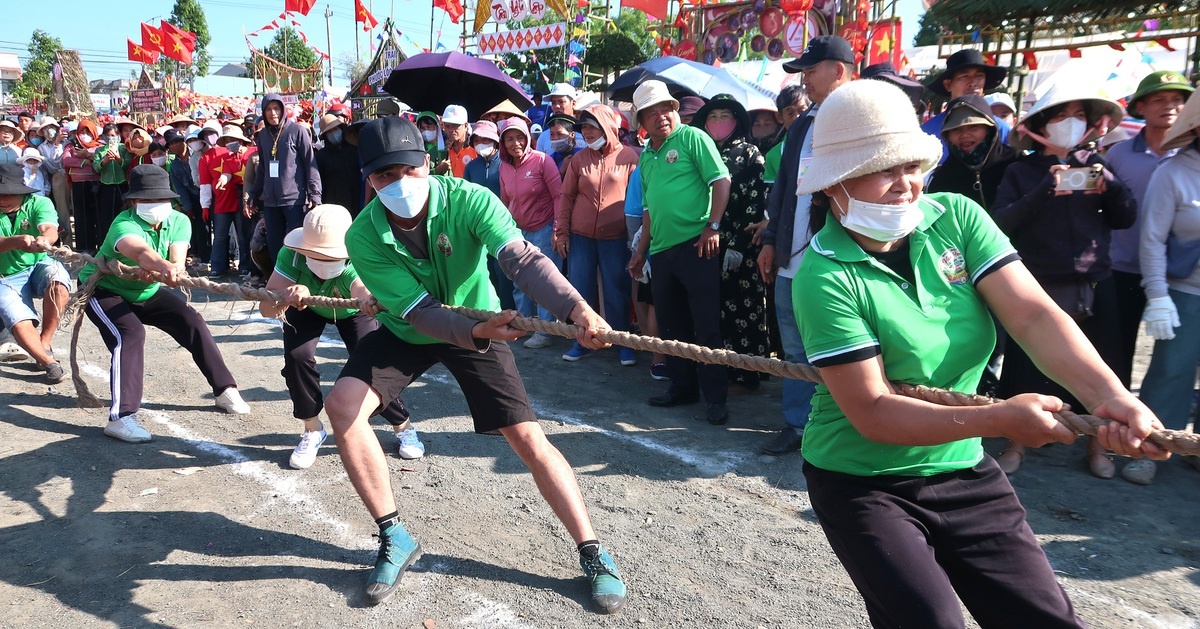 Các trò chơi dân gian sôi nổi, thu hút đông đảo người dân và du khách tham gia.