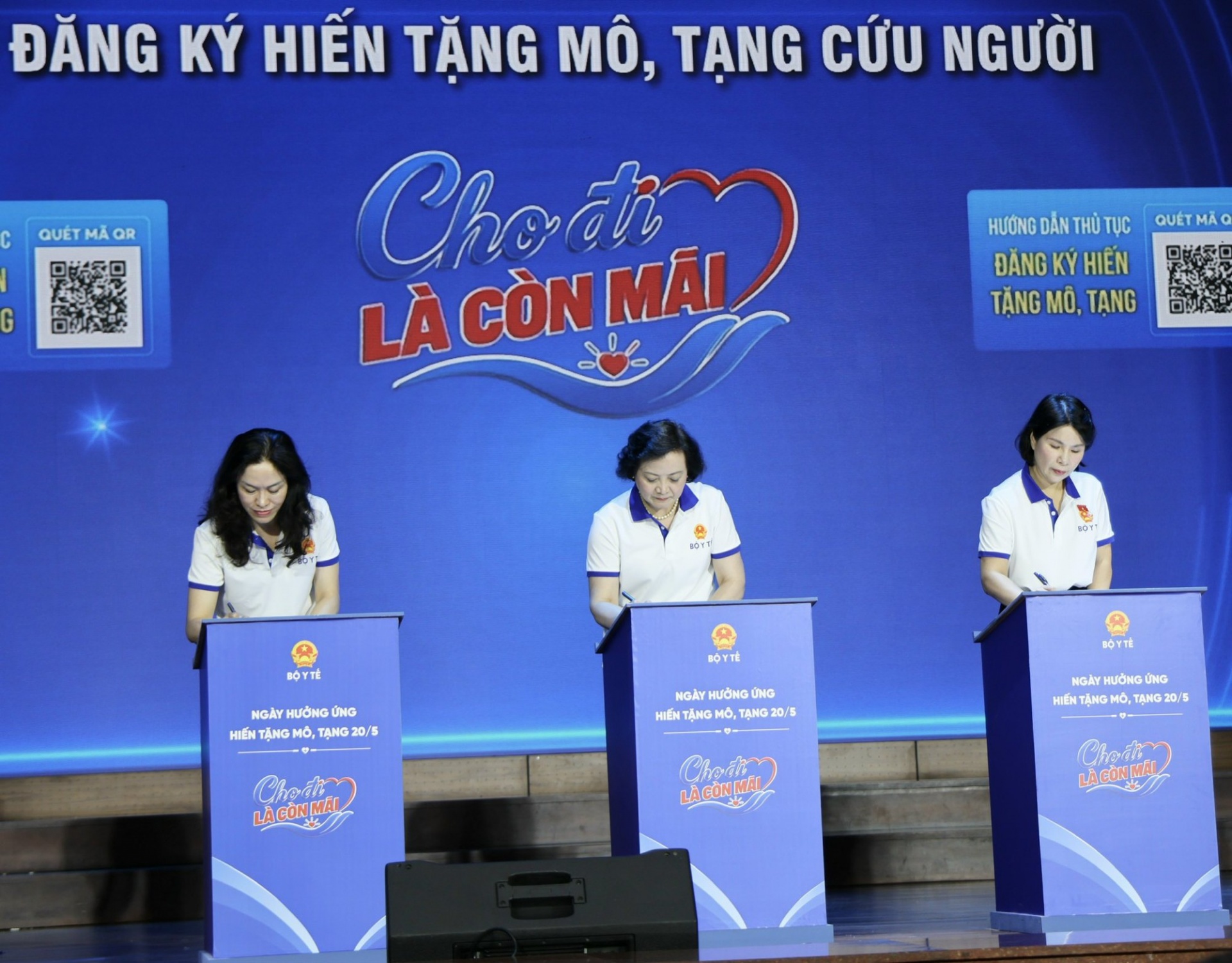 Phó Thủ tướng Phạm Thị Thanh Trà và các đại biểu đăng ký hiến tặng mô, tạng - Ảnh: VGP Phó Thủ tướng Phạm Thị Thanh Trà và các đại biểu đăng ký hiến tặng mô, tạng - Ảnh: VGP