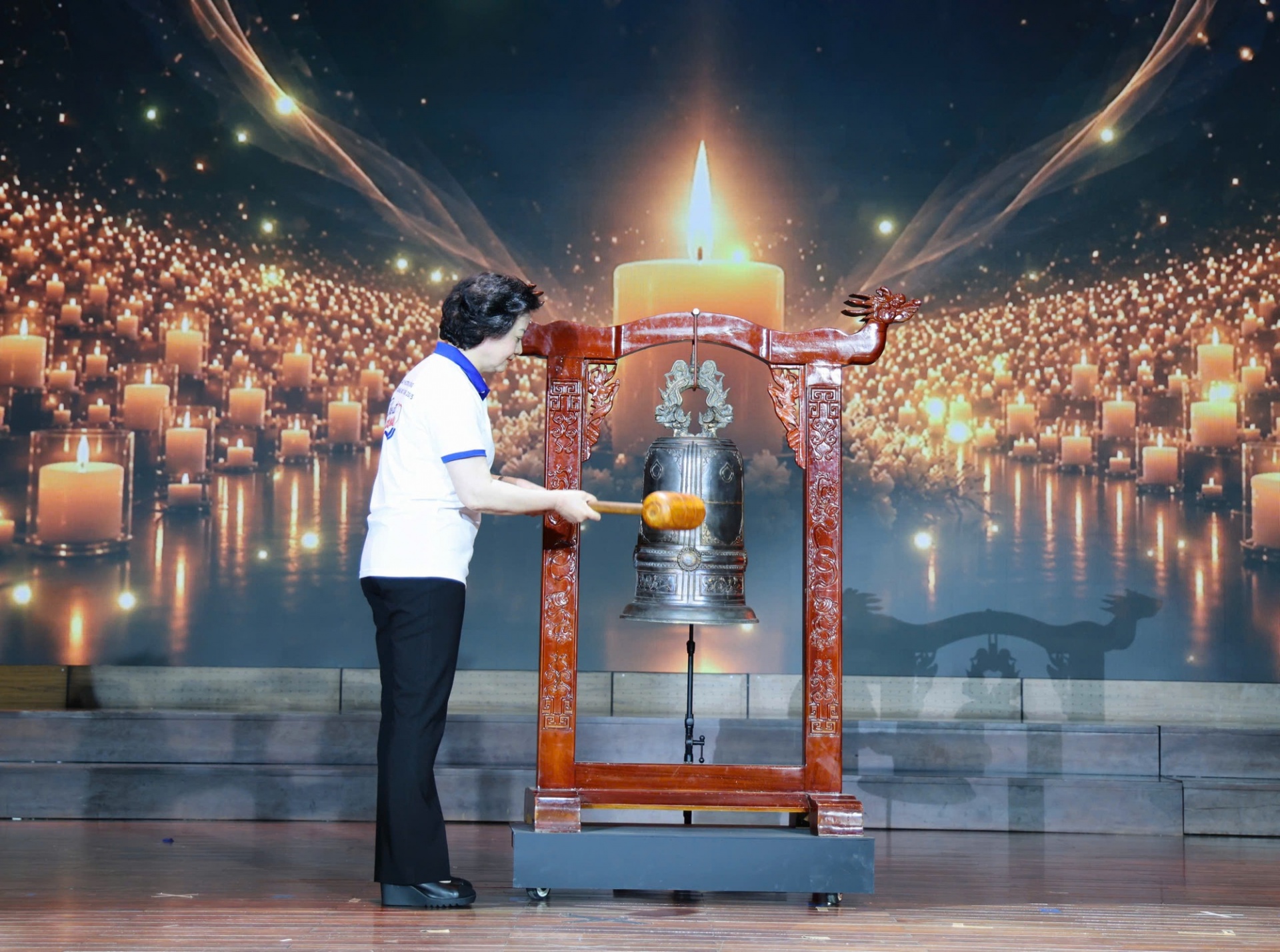 Bí thư Trung ương Đảng, Phó Thủ tướng Phạm Thị Thanh Trà thỉnh chuông tri ân những người chết não hiến tặng mô, tạng - Ảnh: VGP Bí thư Trung ương Đảng, Phó Thủ tướng Phạm Thị Thanh Trà thỉnh chuông tri ân những người chết não hiến tặng mô, tạng - Ảnh: VGP