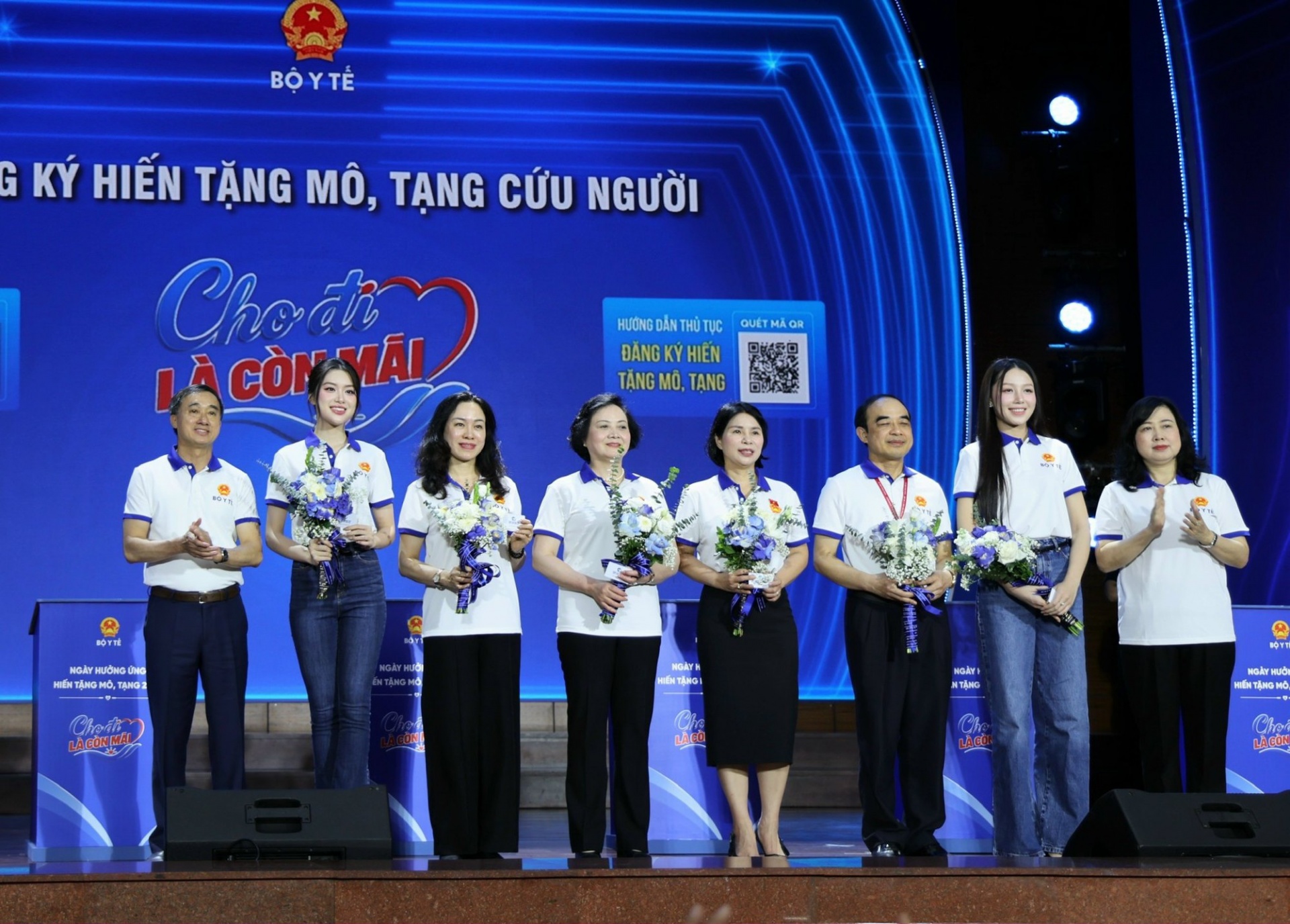 Bộ trưởng Bộ Y tế Đào Hồng Lan trao thẻ cho các đại biểu đăng ký hiến tặng mô, tạng - Ảnh: VGP Bộ trưởng Bộ Y tế Đào Hồng Lan trao thẻ cho các đại biểu đăng ký hiến tặng mô, tạng - Ảnh: VGP