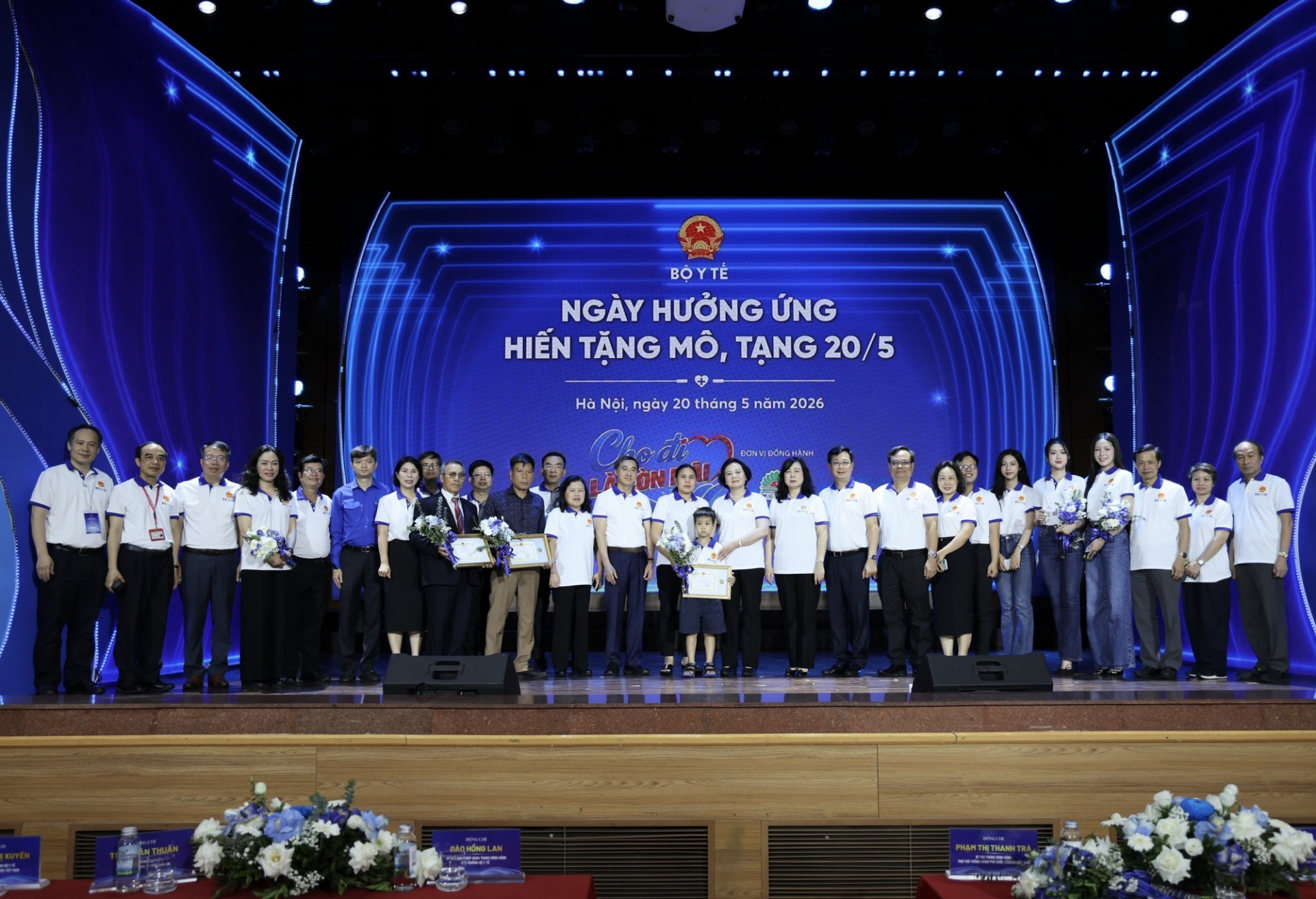 Phó Thủ tướng và các đại biểu, đại diện gia đình người hiến tạng, người đăng ký hiến tạng chụp ảnh lưu niệm - Ảnh: VGP Phó Thủ tướng và các đại biểu, đại diện gia đình người hiến tạng, người đăng ký hiến tạng chụp ảnh lưu niệm - Ảnh: VGP
