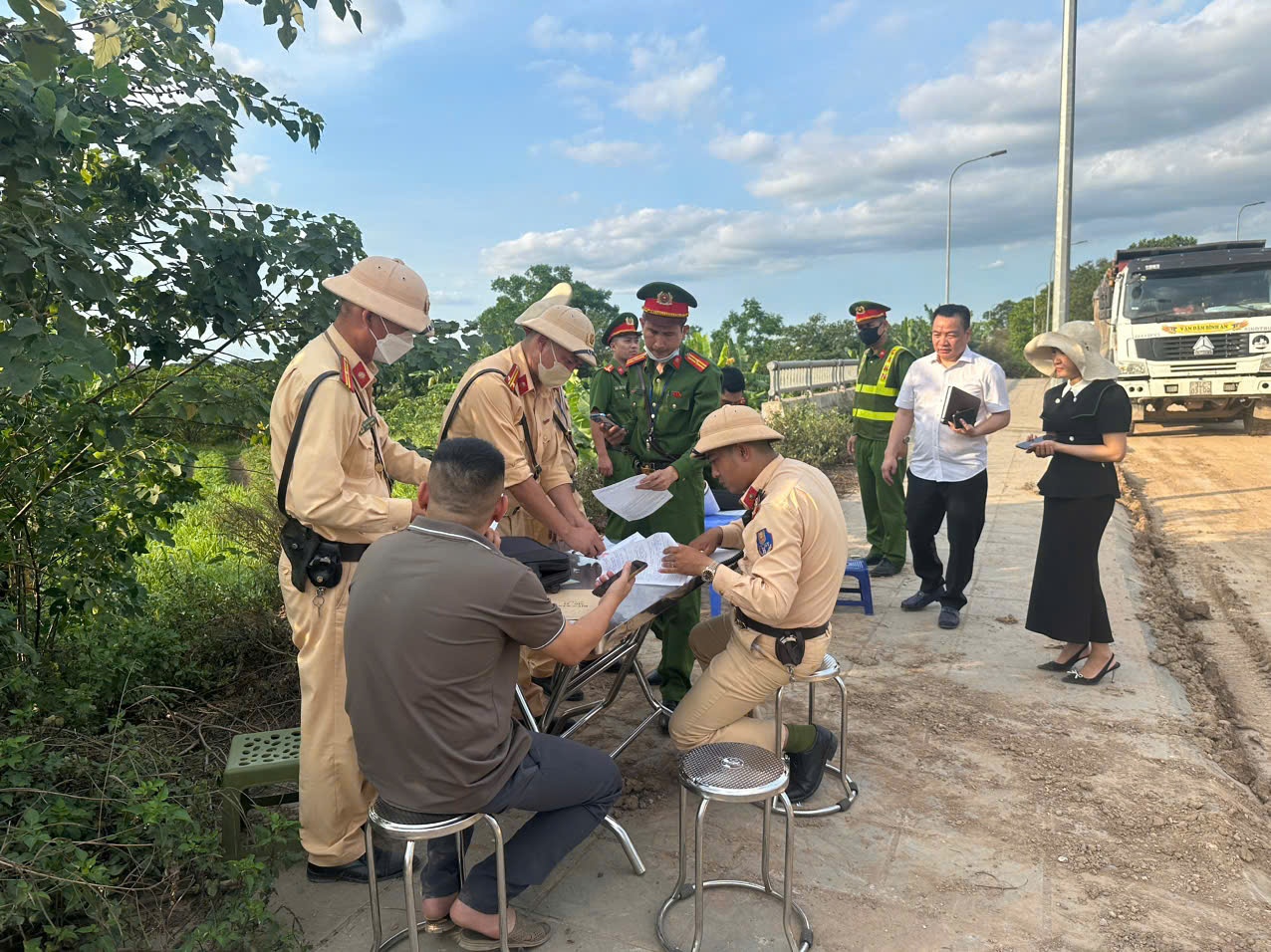 Công an phường Long Biên, Hà Nội xử lý nghiêm xe chở đất gây ô nhiễm