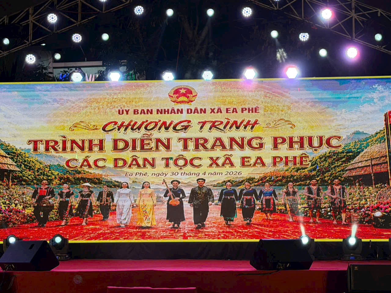 Đêm nghệ thuật đặc sắc với trình diễn trang phục 23 dân tộc, tôn vinh vẻ đẹp văn hóa Tây Nguyên.