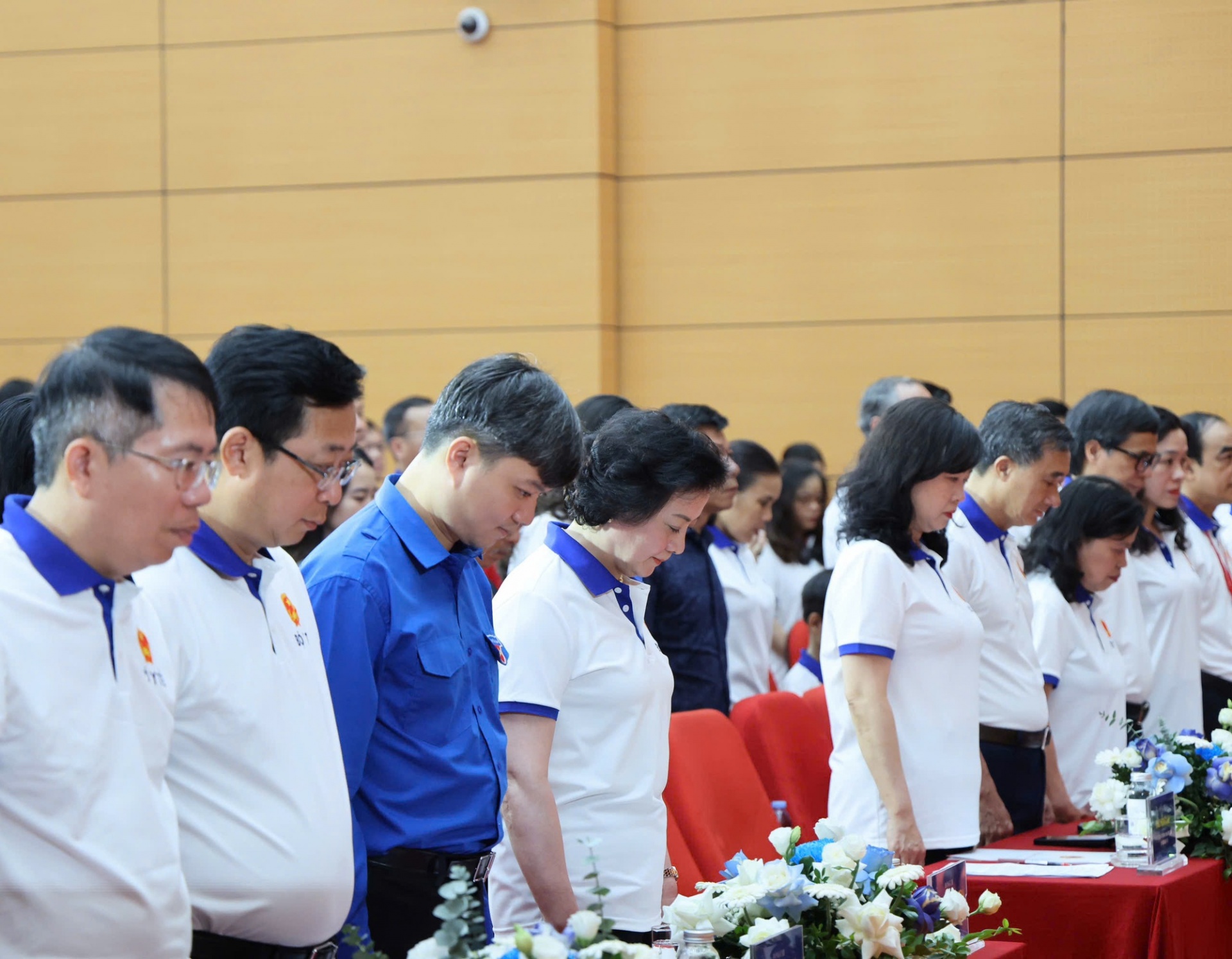Bí thư Trung ương Đảng, Phó Thủ tướng Phạm Thị Thanh Trà cùng các đại biểu tri ân những người hiến tặng mô, tạng - Ảnh: VGP Bí thư Trung ương Đảng, Phó Thủ tướng Phạm Thị Thanh Trà cùng các đại biểu tri ân những người hiến tặng mô, tạng - Ảnh: VGP