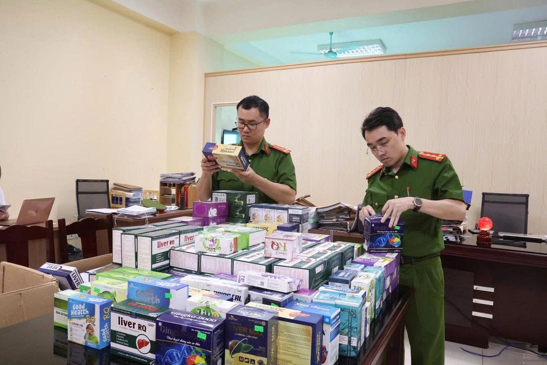 Lực lượng chức năng thu giữ 54 lô hàng thuộc 39 loại sản phẩm được xác định là hàng giả - Ảnh: Công an tỉnh Phú Thọ Lực lượng chức năng thu giữ 54 lô hàng thuộc 39 loại sản phẩm được xác định là hàng giả - Ảnh: Công an tỉnh Phú Thọ