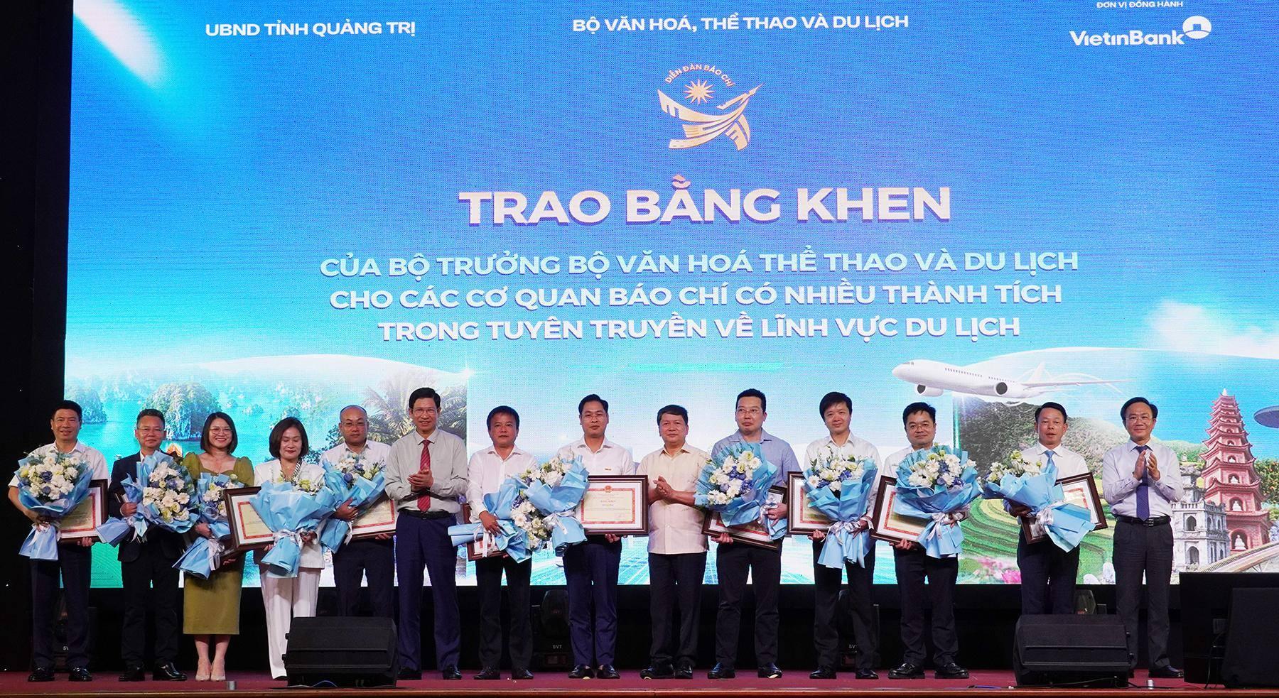 trao-bang-khen_1779510834.jpg