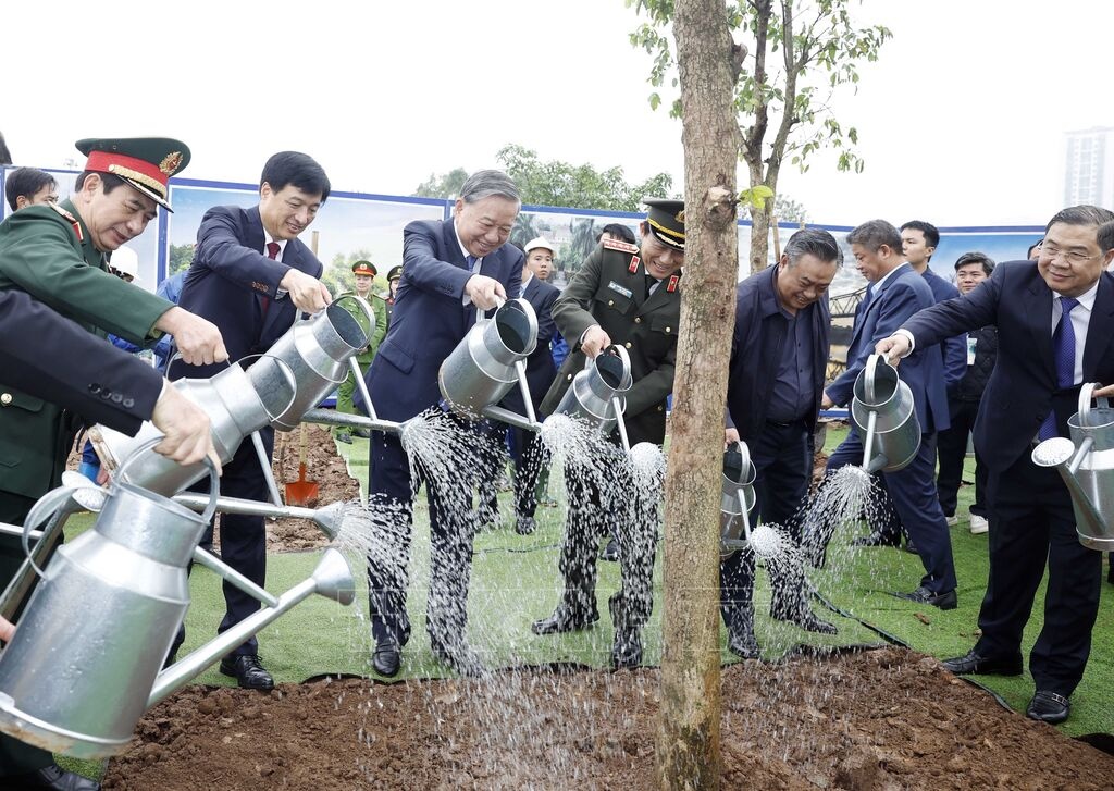   Tổng Bí thư, Chủ tịch nước Tô Lâm và các đại biểu tham gia trồng cây tại Lễ phát động “Tết trồng cây đời đời nhớ ơn Bác Hồ” Xuân Bính Ngọ 2026 - Ảnh TTXVN