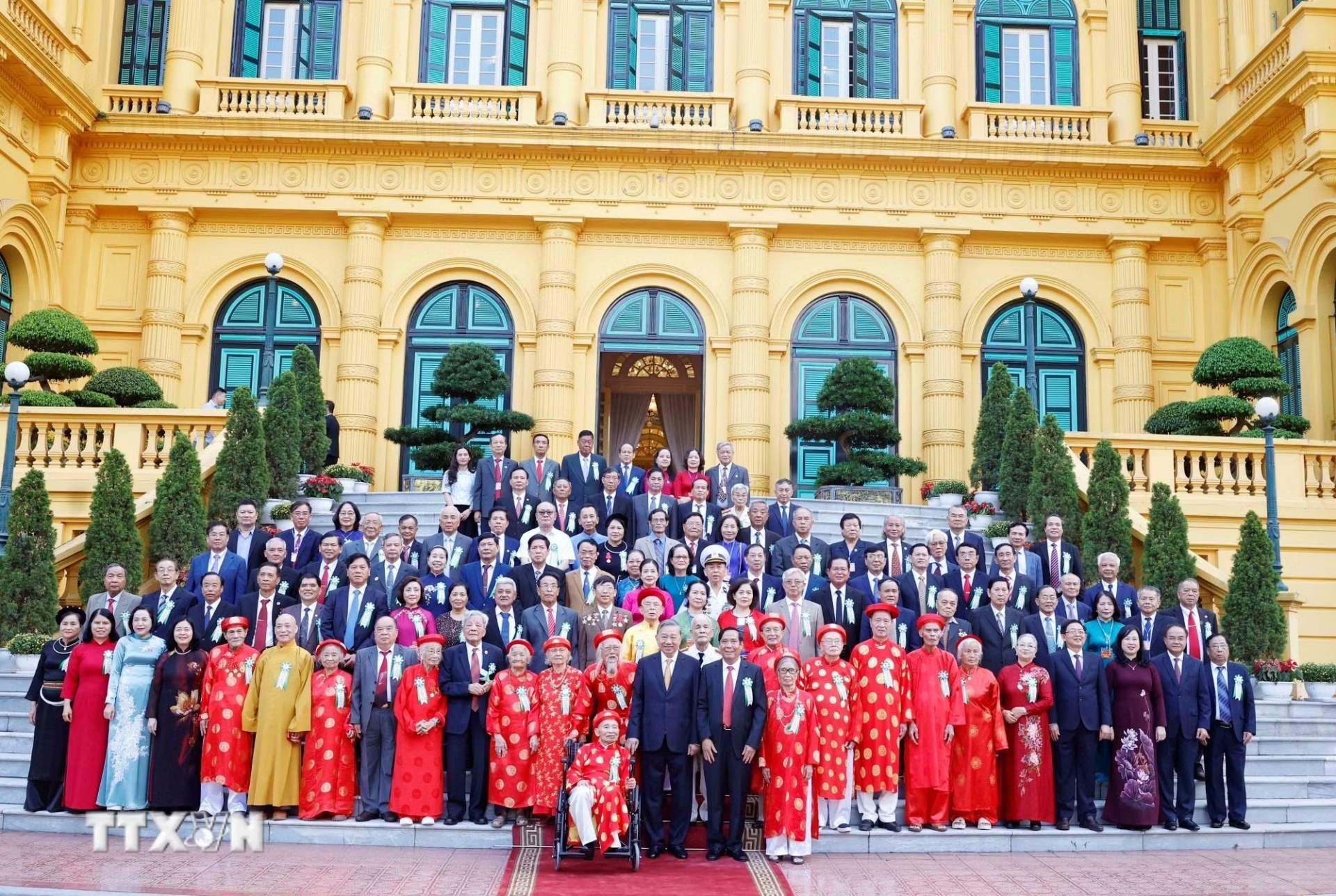 Tổng Bí thư, Chủ tịch nước Tô Lâm chụp ảnh lưu niệm cùng các đại biểu - Ảnh: TTXVN