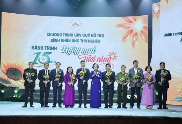 Phó Thủ tướng tặng hoa tri ân thành viên sáng lập Quỹ 