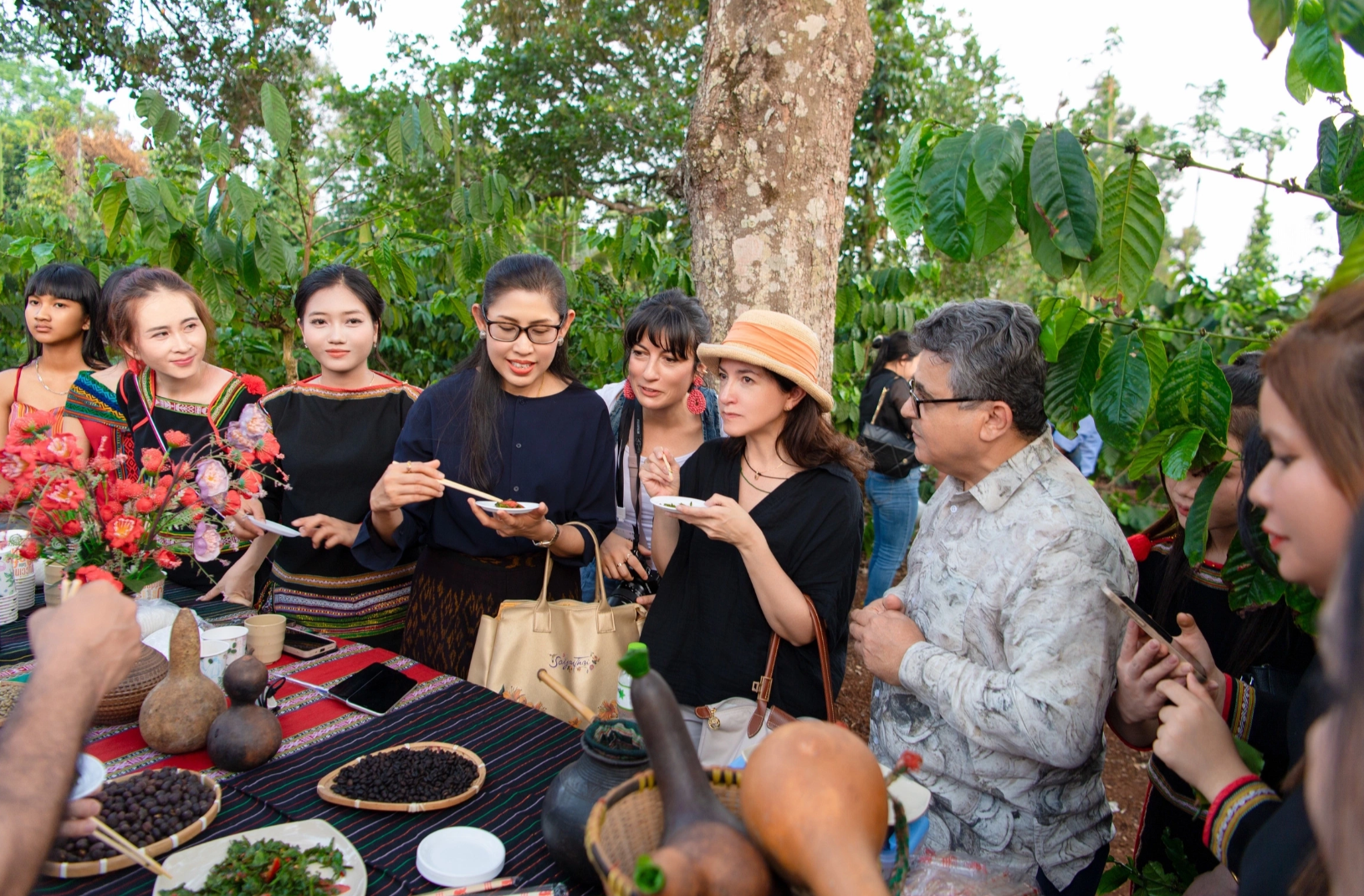  Khách quốc tế tham quan vườn cà phê và trải nghiệm văn hóa cà phê Buôn Ma Thuột.