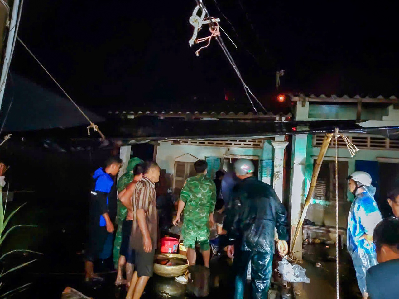 Đồn Biên phòng Trung Bình, Bộ đội Biên phòng Cần Thơ hỗ trợ người dân chữa cháy và khắc phục hậu quả Đồn Biên phòng Trung Bình, Bộ đội Biên phòng Cần Thơ hỗ trợ người dân chữa cháy và khắc phục hậu quả