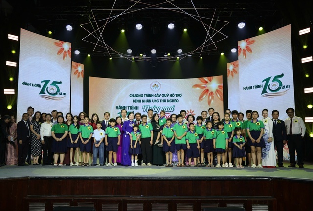 Phó Thủ tướng và các đại biểu cùng các bệnh nhi chụp ảnh lưu niệm - Ảnh: VGP