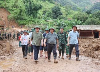 Thủ tướng: Làm mọi cách nhanh nhất có thể ổn định đời sống người dân vùng lũ