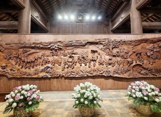 Lãnh đạo Thành phố Hà Nội trao tác phẩm tranh gỗ “Vinh quy bái Tổ” tặng Văn Miếu – Quốc Tử Giám